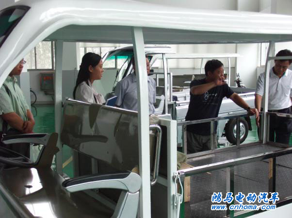 參觀鴻馬電動運(yùn)載車